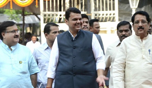 देवेंद्र फडणवीस सरकार के आठ मंत्री हैं करोड़पति देवेंद्र फडणवीस सरकार के आठ मंत्री हैं करोड़पति