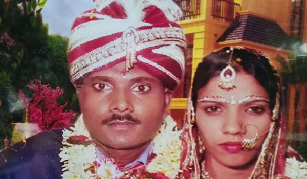 चीत्कार मार कर रो उठी शहीद की विधवा, 21 दिन पूर्व हुई थी शादी