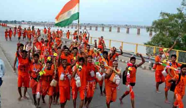 आकर्षण का केन्द्र बने भारत का तिरंगा लेकर जाते कांवरिये आकर्षण का केन्द्र बने भारत का तिरंगा लेकर जाते कांवरिये