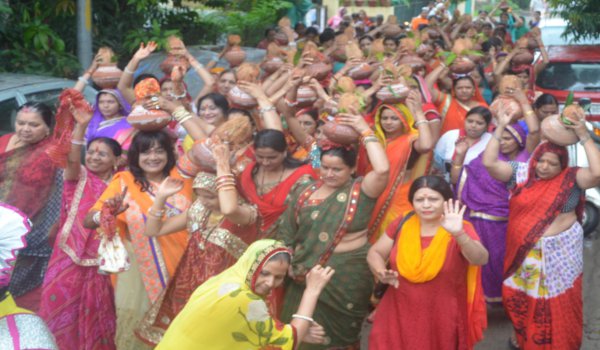 रिमझिम फुहारों के बीच निकली भव्य शोभायात्रा, मंदिर में प्रतिमा विराजित रिमझिम फुहारों के बीच निकली भव्य शोभायात्रा, मंदिर में प्रतिमा विराजित