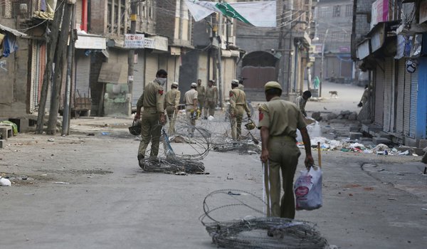 कश्मीर घाटी के विभिन्न हिस्सों में कर्फ्यू जारी, अब तक 32 लोगों की मौत कश्मीर घाटी के विभिन्न हिस्सों में कर्फ्यू जारी, अब तक 32 लोगों की मौत