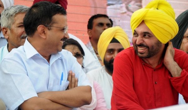 अरविंद केजरीवाल के साथियों में कुछ गड़बड़ तो है…