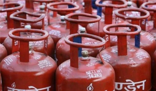 बिना सब्सिडी वाला LPG सिलेंडर ह़ुआ 11 रुपए सस्ता, जेट ईंधन के दाम बढ़े