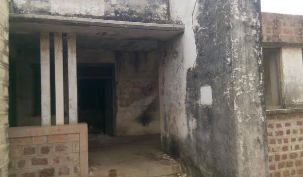 मोदरान के बालिका विद्यालय में खंडहर हुए भवन से हादसे की आंशका