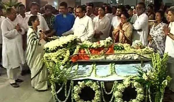 फुटबालर अमल दत्त को श्रद्धांजलि देने पहुंचीं ममता, जताया दुख फुटबालर अमल दत्त को श्रद्धांजलि देने पहुंचीं ममता, जताया दुख