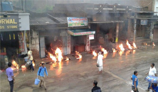 बारिश के बीच सिरोही में ट्रक फुंका, जालोर में नाली में बही आग बारिश के बीच सिरोही में ट्रक फुंका, जालोर में नाली में बही आग