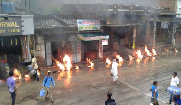 बारिश के बीच सिरोही में ट्रक फुंका, जालोर में नाली में बही आग