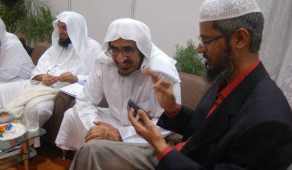मुस्लिम धर्मगुरु जाकिर नाईक के इस्लामिक रिसर्च फाउंडेशन पर पाबंदी लगाने की मांग