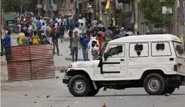 पीडीपी विधायक की गाड़ी पर हमला, घाटी में कर्फ्यू जारी