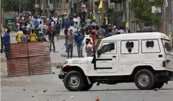 पीडीपी विधायक की गाड़ी पर हमला, घाटी में कर्फ्यू जारी पीडीपी विधायक की गाड़ी पर हमला, घाटी में कर्फ्यू जारी