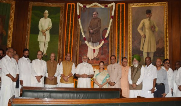 डॉ श्यामा प्रसाद मुखर्जी को पीएम मोदी ने दी श्रद्धांजलि डॉ श्यामा प्रसाद मुखर्जी को पीएम मोदी ने दी श्रद्धांजलि