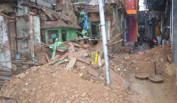 वाराणसी : बारिश से वर्षों पुराना श्रीराम जानकी मंदिर ध्वस्त वाराणसी : बारिश से वर्षों पुराना श्रीराम जानकी मंदिर ध्वस्त