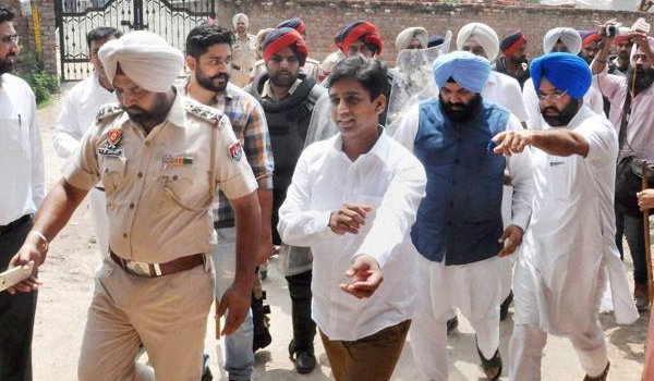 आप विधायक नरेश यादव कोर्ट में पेश, दो पुलिस रिमांड पर सौंपा आप विधायक नरेश यादव कोर्ट में पेश, दो पुलिस रिमांड पर सौंपा