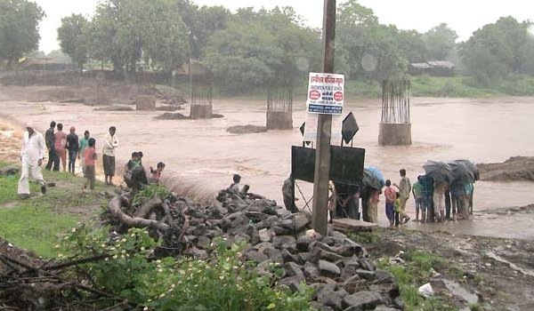 कावेरी में अचानक आई बाढ़, ग्रामीण और विद्यार्थी फंसे उस पार