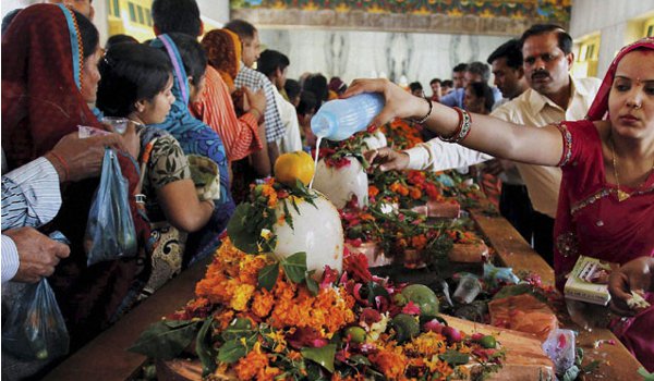 सावन के पहले सोमवार पर शिवालयों में गूंजा हर हर महादेव सावन के पहले सोमवार पर शिवालयों में गूंजा हर हर महादेव