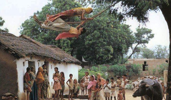 यादों में सिमटकर रह गए हैं सावन के झूले