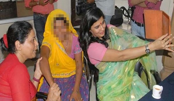 रेप पीडिता संग सेल्फी लेने पर बढा विवाद, सुमन शर्मा ने दी सफाई रेप पीडिता संग सेल्फी लेने पर बढा विवाद, सुमन शर्मा ने दी सफाई
