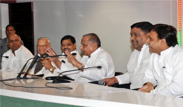 बंद कमरे में मुलायम के कठोर मंत्र, बोले, सुधर जाओ वर्ना सरकार नहीं बनेगी