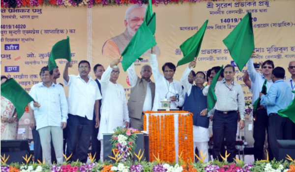 रेल मंत्री सुरेश प्रभु ने त्रिपुर सुंदरी एक्सप्रेस को दिखाई हरी झंडी