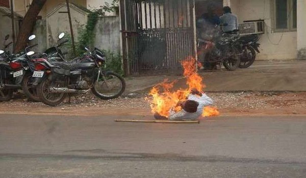 Chhattisgarh :  youth who attempted self-immolation outside CM's house, dies