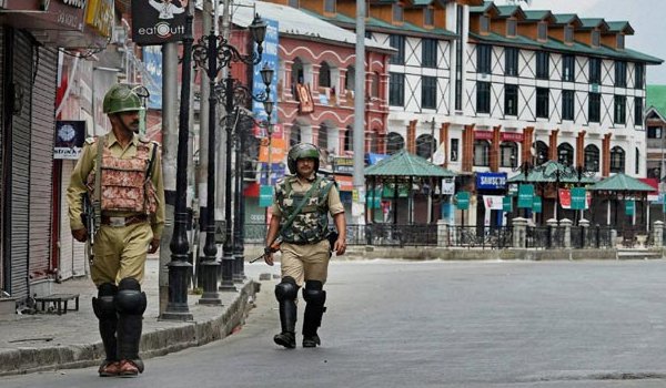 कश्मीर घाटी में 11वें दिन भी कर्फ्यू, मीडिया पर प्रतिबन्ध