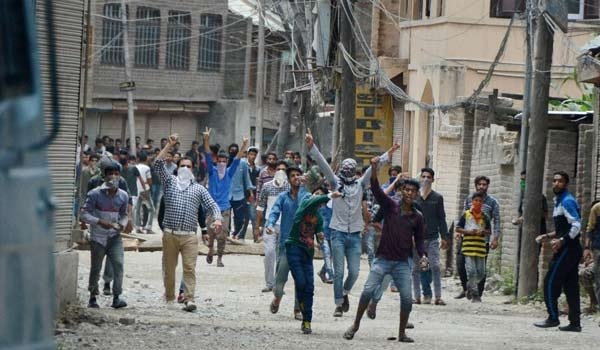 कश्मीर घाटी में हिंसक झड़पों का दौर जारी, अब तक 18 की मौत