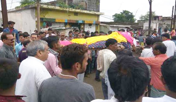 आत्मदाह करने वाले योगेश साहू की अंतिम यात्रा में रो पड़ा सारा गांव