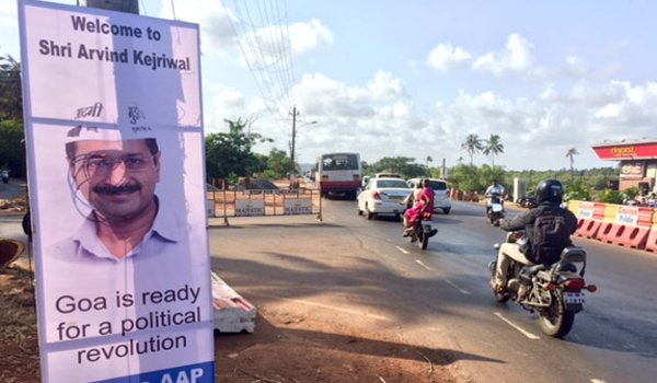 भाजपा-कांग्रेस ने उठाए केजरीवाल की गोवा यात्रा पर सवाल भाजपा-कांग्रेस ने उठाए केजरीवाल की गोवा यात्रा पर सवाल
