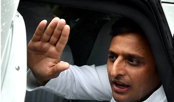मुख्यमंत्री अखिलेश का आरोप, मीडिया करा रही चाचा शिवपाल से लड़ाई