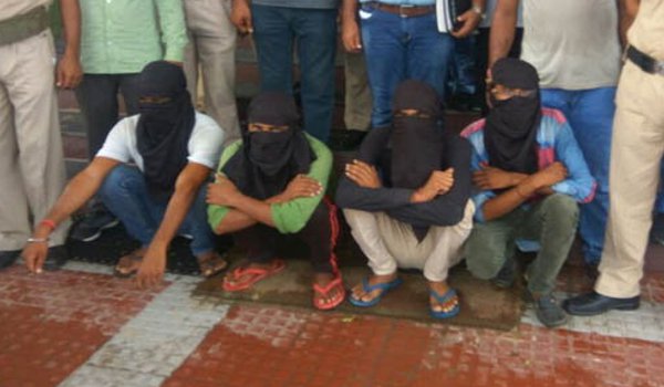 हरियाणा : दंपती की हत्या कर दो लड़कियों से गैंगरेप करने वाले अरेस्ट हरियाणा : दंपती की हत्या कर दो लड़कियों से गैंगरेप करने वाले अरेस्ट
