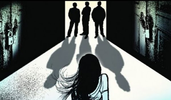 फिरोजाबाद में नशीला पदार्थ खिलाकर महिला सवारी के साथ गैंगरेप फिरोजाबाद में नशीला पदार्थ खिलाकर महिला सवारी के साथ गैंगरेप