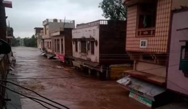 भीलवाड़ा में नदियां उफान पर, बड़ा तालाब टूटते बचा भीलवाड़ा में नदियां उफान पर, बड़ा तालाब टूटते बचा