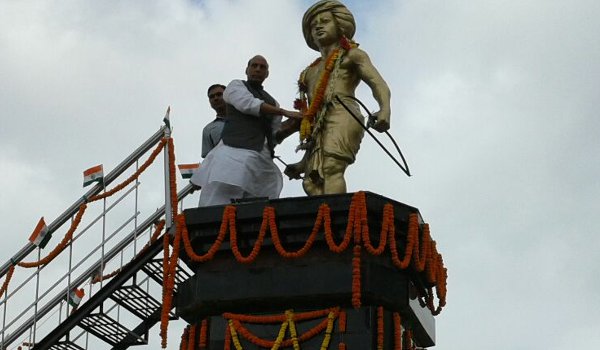 शहीद बिरसा मुंडा के गांव पहुंचे राजनाथ, नक्सलियों को दी चेतावनी शहीद बिरसा मुंडा के गांव पहुंचे राजनाथ, नक्सलियों को दी चेतावनी