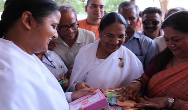 ब्रह्माकुमारी की ओर से सीएम को बांधी राखी, ईश्वरीय सौगात भेंट ब्रह्माकुमारी की ओर से सीएम को बांधी राखी, ईश्वरीय सौगात भेंट
