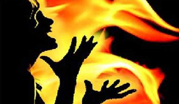 किशोरी से रेप के बाद जिंदा जलाकर खेत में फेंका शव किशोरी से रेप के बाद जिंदा जलाकर खेत में फेंका शव