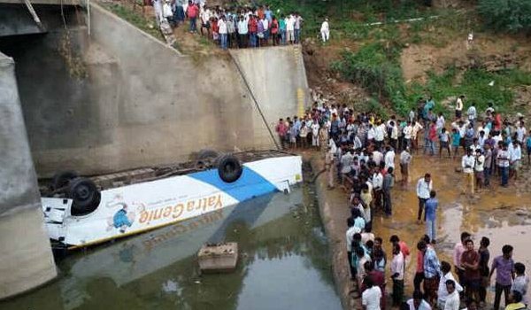 तेलंगाना : नहर में गिरी बस, 10 की मौत, 19 घायल