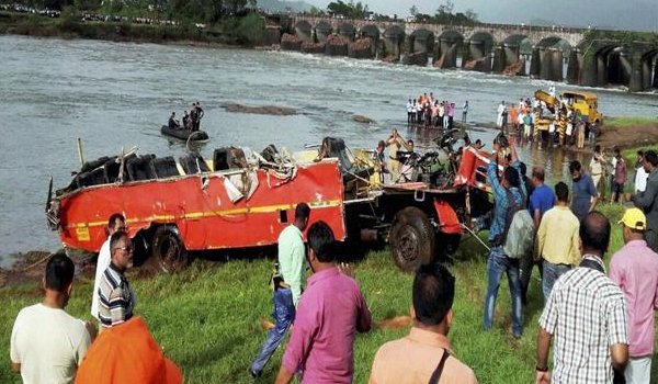 महाड पुल हादसे में बही दूसरी बस के अवशेष भी मिले महाड पुल हादसे में बही दूसरी बस के अवशेष भी मिले