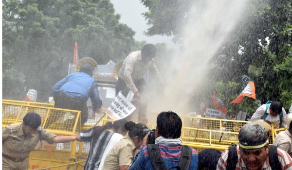 कैग रिपोर्ट को लेकर भाजपा का केजरीवाल सरकार के खिलाफ प्रदर्शन