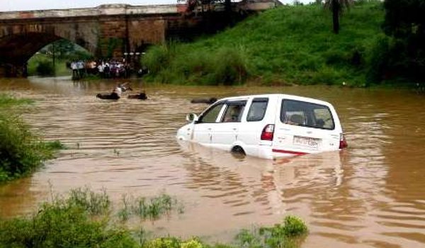 मीरजापुर : बाढ़ के जमे पानी में बही कार, दो बच्चों समेत 6 लोगों की मौत