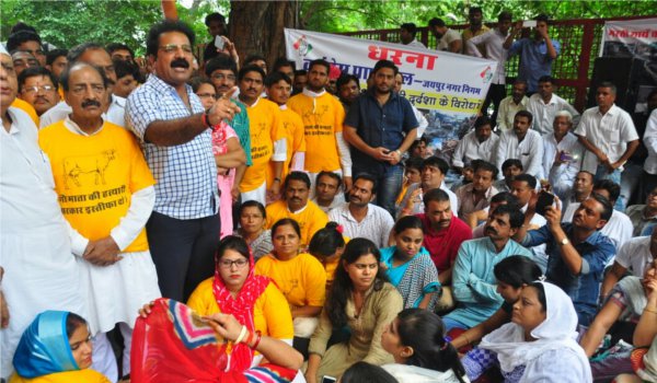 हिंगोनिया गौशाला पर कांग्रेस का प्रदर्शन, 1 लाख रोटियां लेकर जाएंगे वसुंधरा के पास
