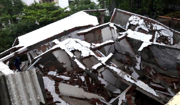 भरभराकर गिरी सात मंजिला इमारत, कई मकान क्षतिग्रस्त भरभराकर गिरी सात मंजिला इमारत, कई मकान क्षतिग्रस्त