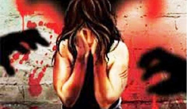 रिश्ता तार तार : दो चचेरे भाईयों ने बहन की अस्मत लूटी रिश्ता तार तार : दो चचेरे भाईयों ने बहन की अस्मत लूटी