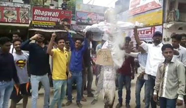 डांगी का पुतला फूंका, छात्रसंघ चुनावों को लेकर रोष