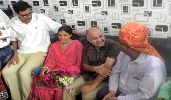 दिल्ली सरकार साक्षी मलिक को देगी एक करोड़ रुपए दिल्ली सरकार साक्षी मलिक को देगी एक करोड़ रुपए