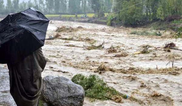 नाले में बही कार, 4 को बचाया, एक की मौत, दो लापता