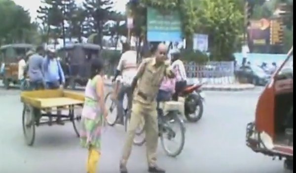 देखें Video : नशे में धुत महिला ने मचाया हंगामा, पुलिस वालों को मारे लात घूंसे