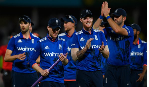 इंग्लैंड ने तीसरे एकदिवसीय में पाकिस्तान को 169 रनों से हराया