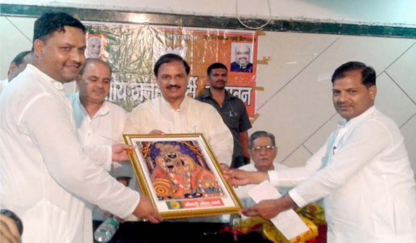 साध्वी ऋतम्बरा के वात्सल्य ग्राम पहुँचे केन्द्रीय मंत्री महेश शर्मा