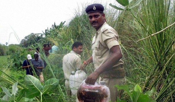 बिहार: जहरीली शराब कांड में 25 पुलिसकर्मी निलंबित, अब तक 18 मौत