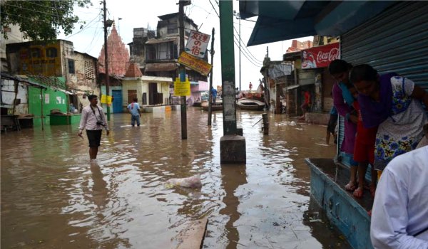 वाराणसी में गंगा की बाढ़ से दहशत, NDRF की टीम बचाव राहत कार्य में जुटी